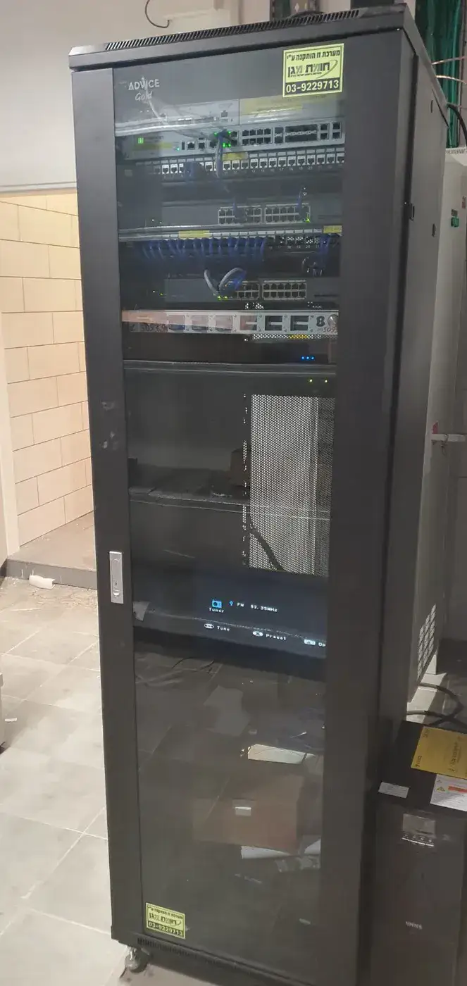 ארון תקשורת 42" אדוויס גולד שחור גובה 2.00