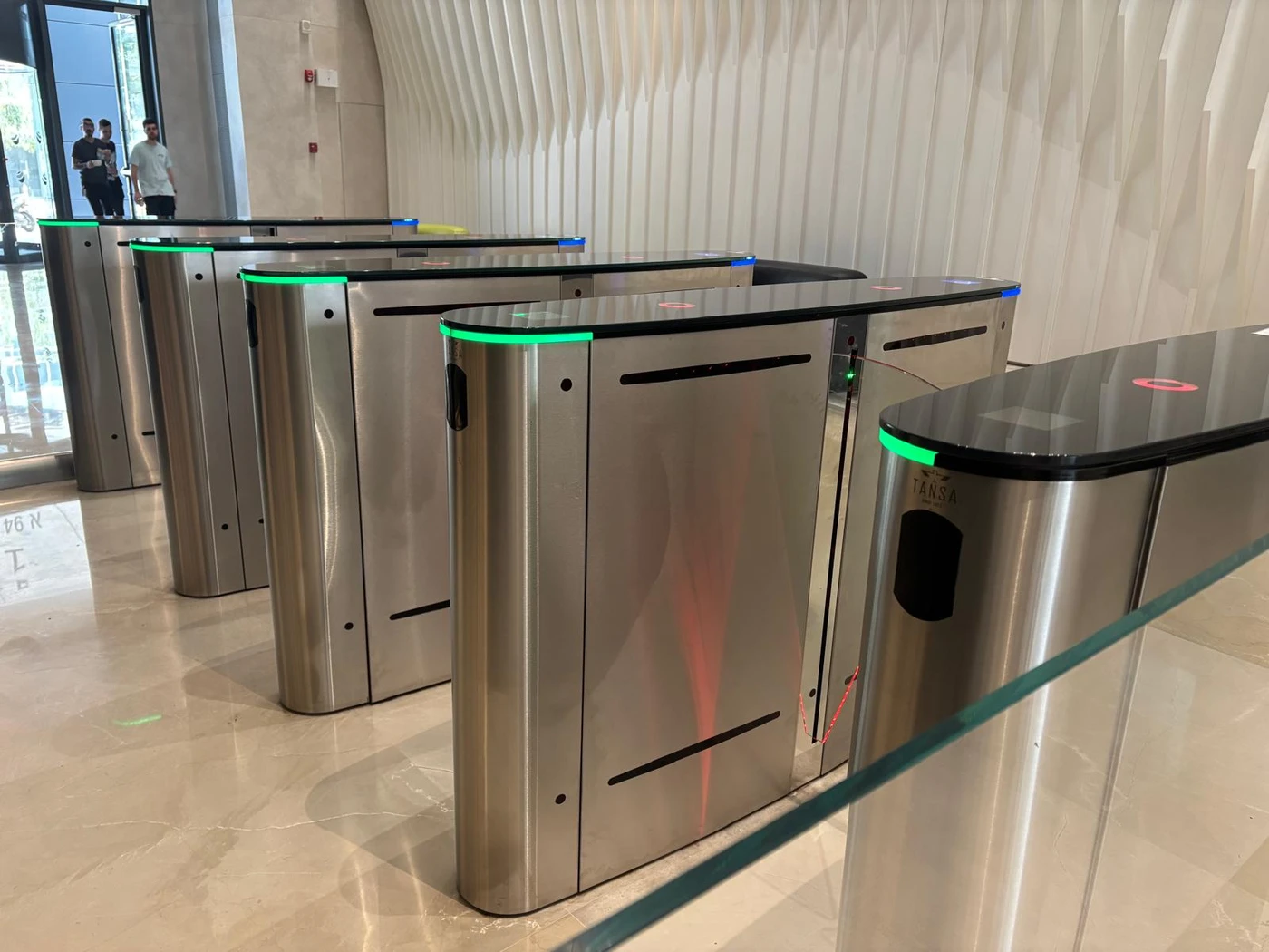 מערכת מעבר מהיר ספיד גייט בבניין משרדים מערכת מעבר מהיר ספיד גייט בבניין משרדים